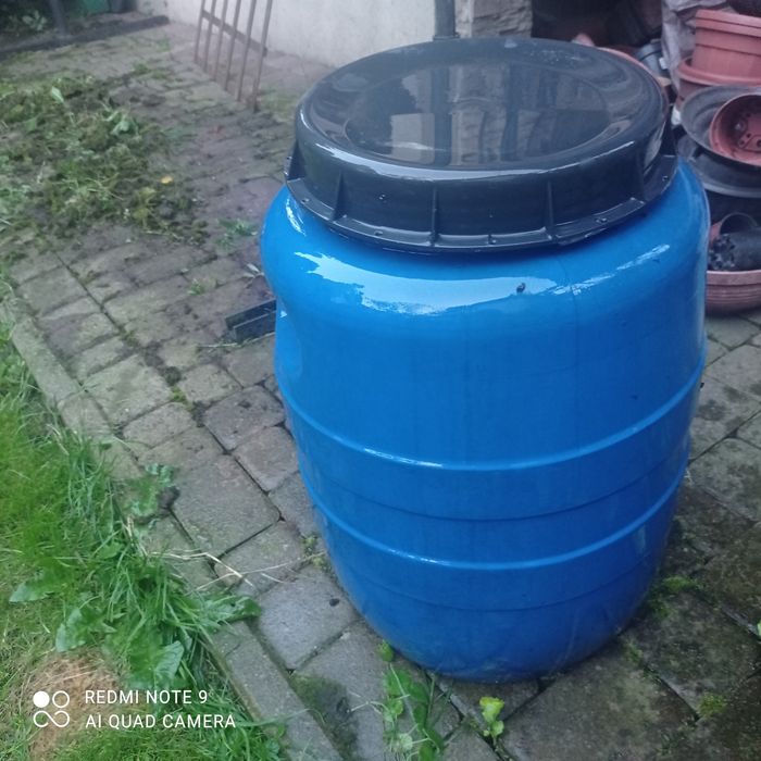 Sprzedam mała beczkę plastikows