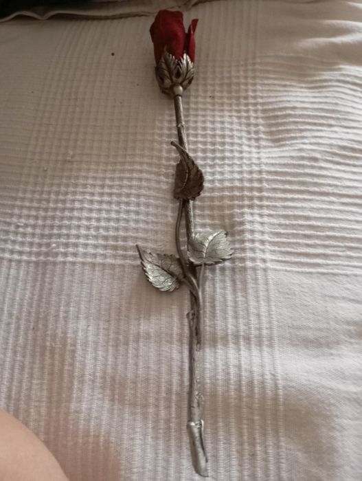 Rosa decorativa em ferro e pano