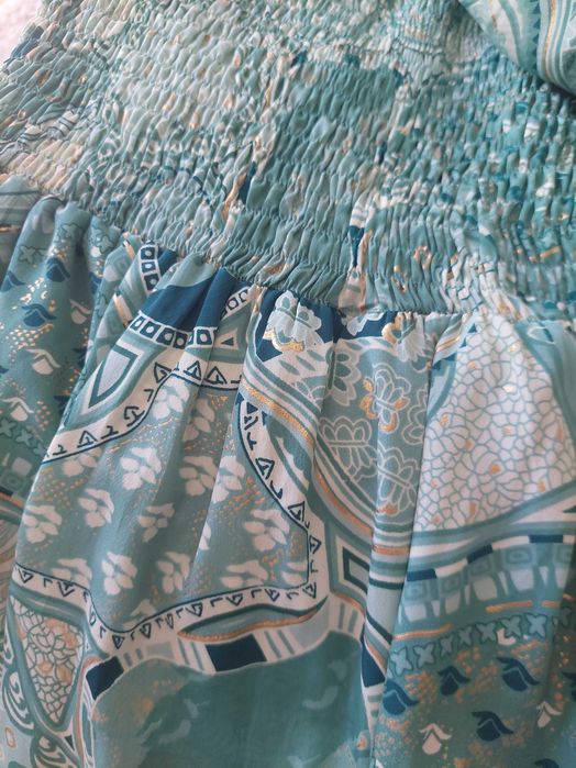 Vestido com padrão verde claro, detalhes em dourado, comprido, M, NOVO