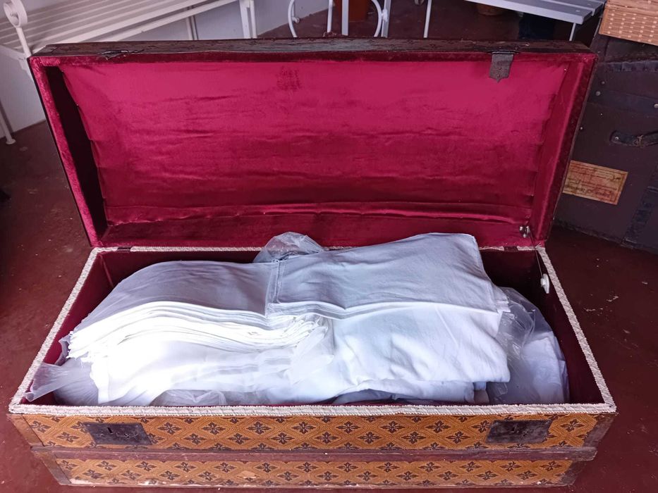 Baú antigo de madeira