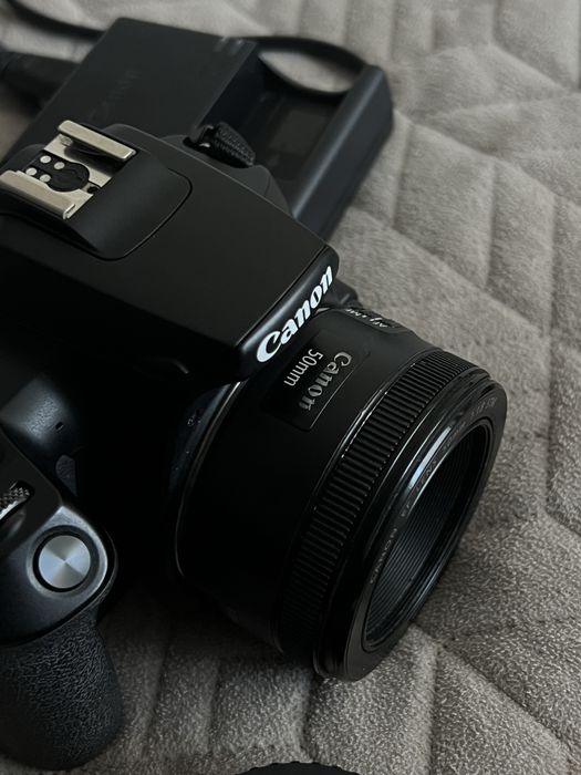 Камера Canon EOS250D з обʼєктивом