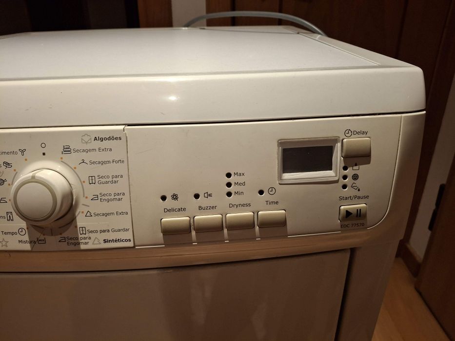 Máquina de secar roupa, funcional, mas com avaria