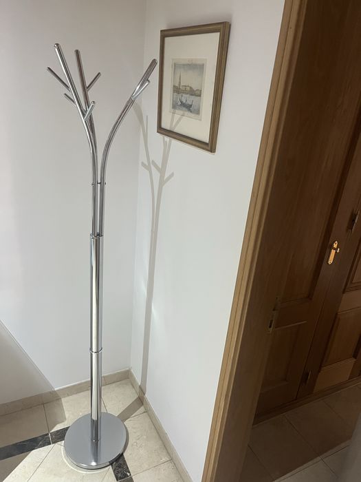 Cabide de pé em inox e espelho de parede