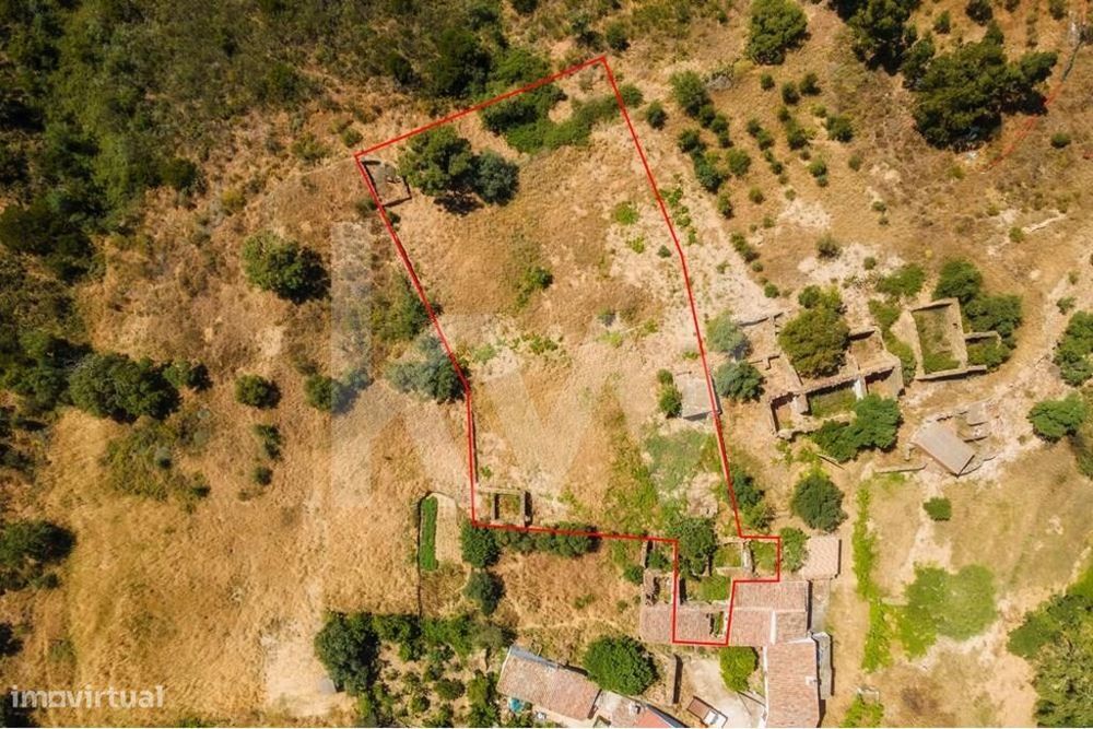 Ruína com terreno em malha urbana para recuperar a 30 minutos de Loulé — Salir, Faro