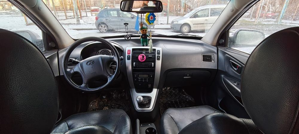 Hyundai Tucson 2 літра дизель механіка повний привід