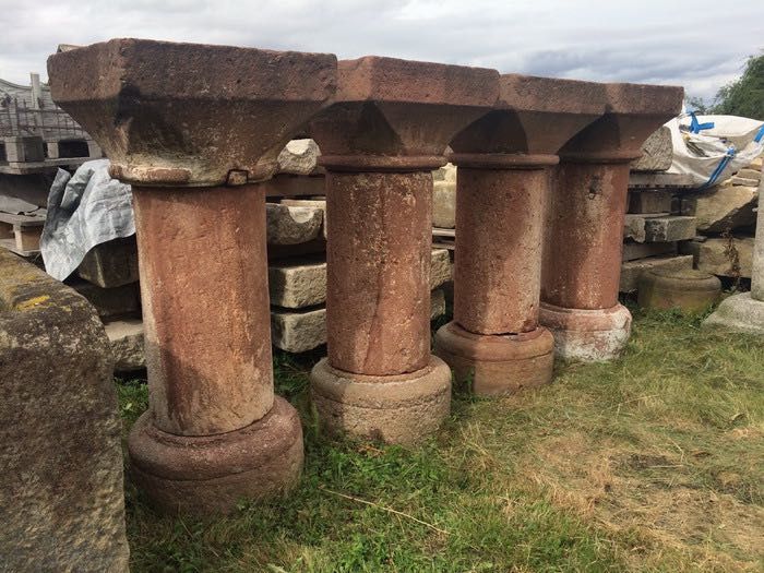 Zabytkowe Kolumny z Czerwonego Piaskowca – autentyk z 1860 roku