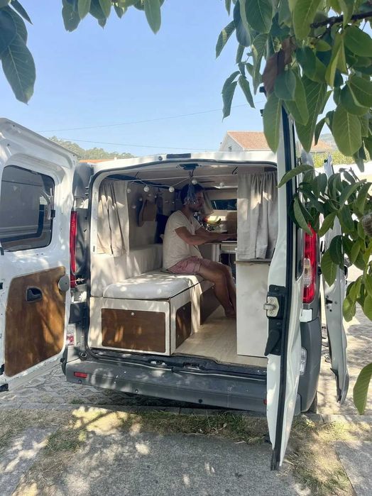 Renault Trafic Campervan (2012) – Móveis Removíveis & Solar Off-Grid!
