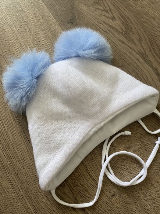 Шапочка на флісі з блакитними бомбонами