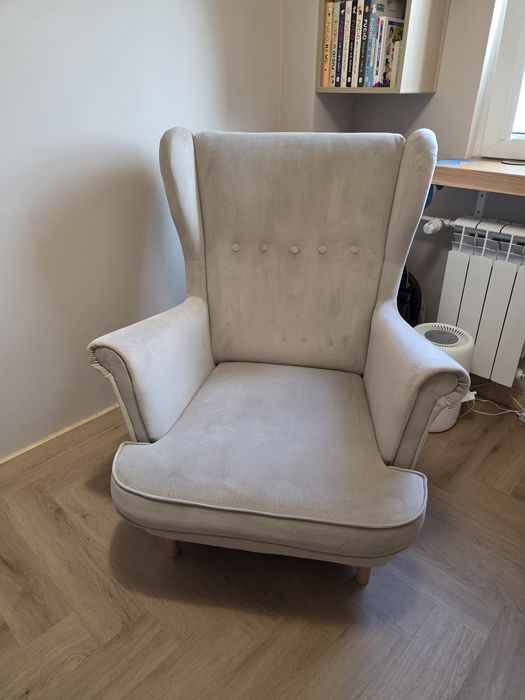Beżowy fotel uszak strandmon ikea