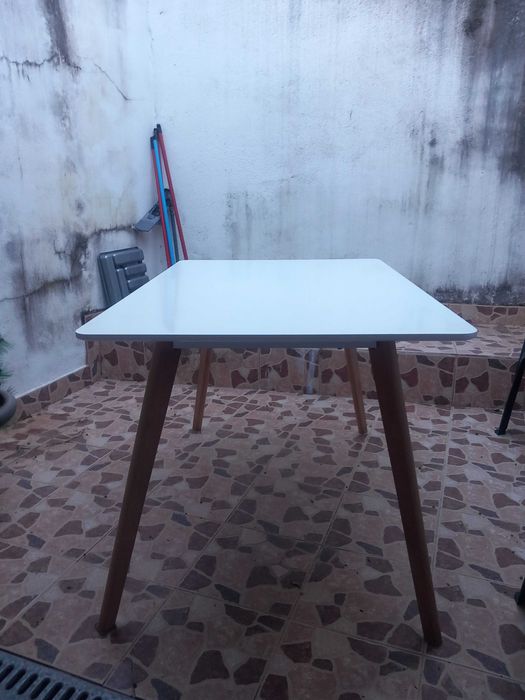 Mesa de cozinha sem cadeiras