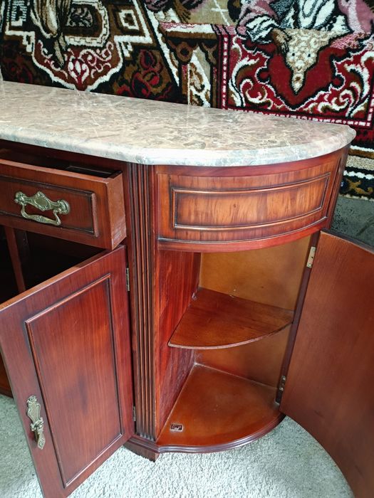 aparador curvo (também conhecido como credência ou consola) em madeira