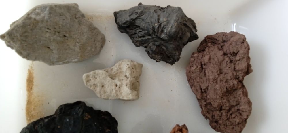 Pequena coleção de amostras de pedra vulcânica
