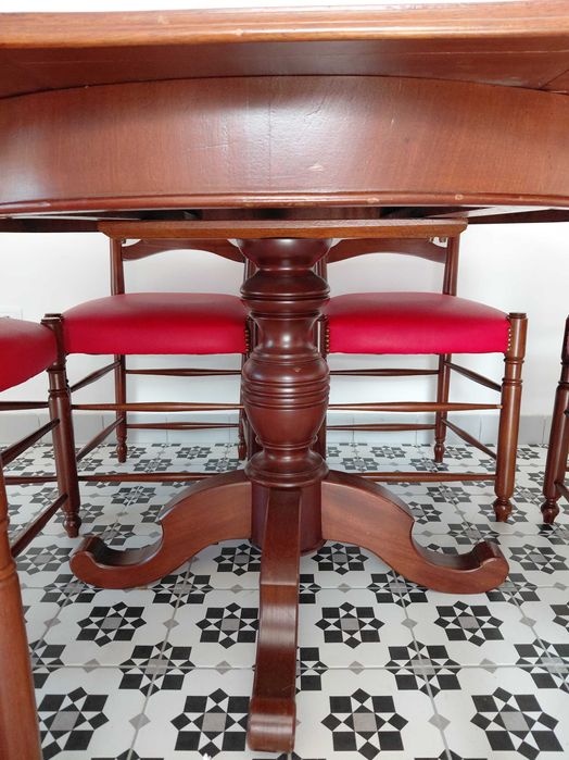 Mesa em madeira com 6 cadeiras em pele