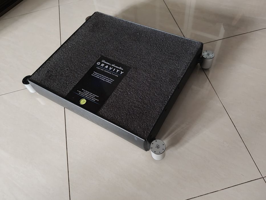 Platforma antywibracyjna Divine Acoustics GRAVITY (Czarna) – Stan BDB / Po Przeglądzie u Producenta