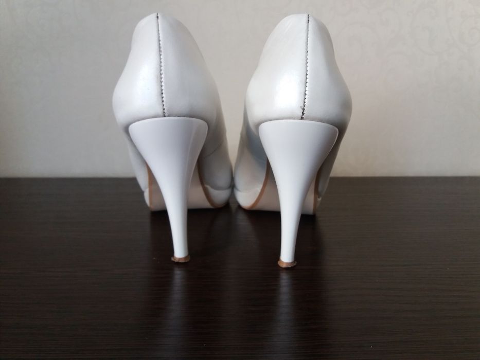 Свадебные бело-перламутровые туфли