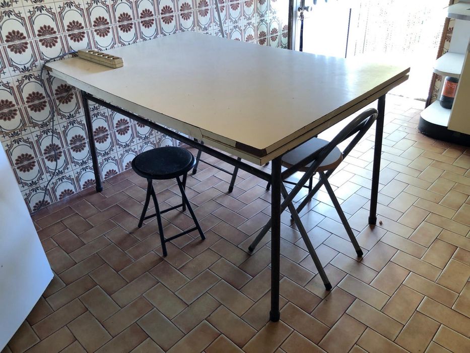 Mesa com pernas de ferro