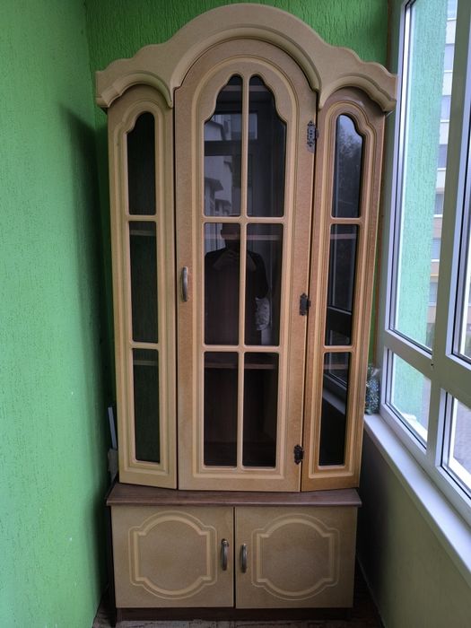 Шафа для речей у вітальню