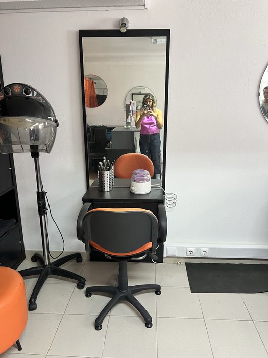 Posto de Trabalho para Cabeleireiro com Espelho e Cadeira Hidráulica