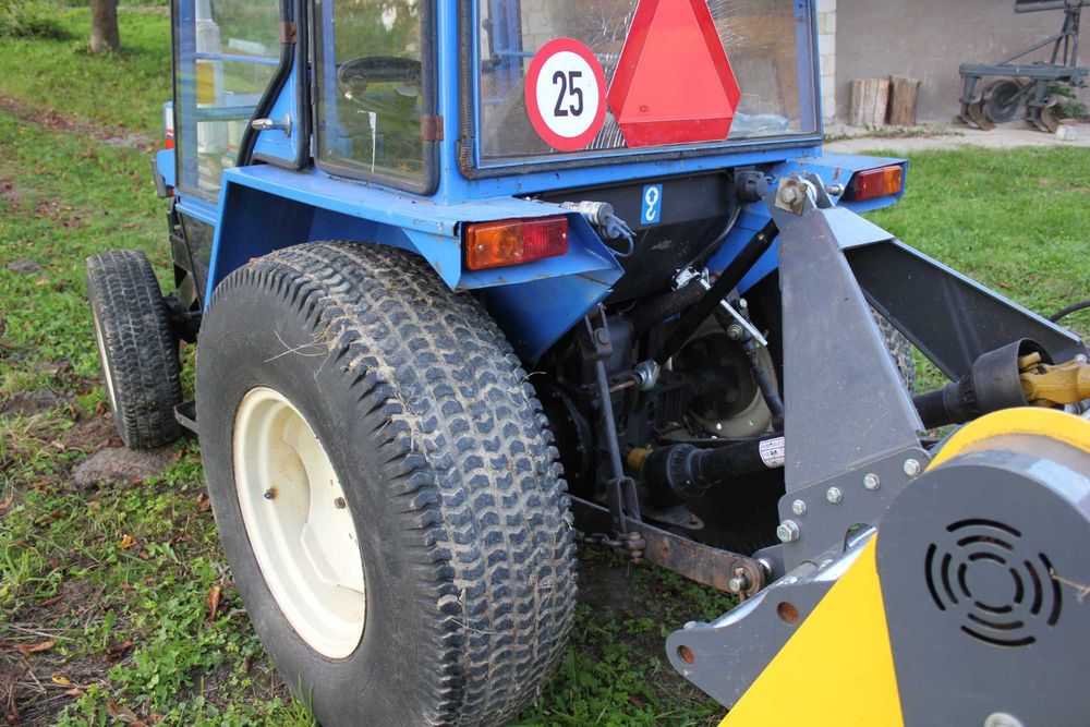 CIągnik Iseki 4270 32KM 4x4 + pług do śniegu