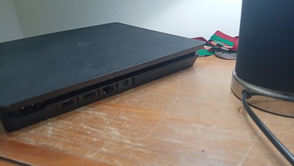 Playstation 4 slim 500GB +Gta5 +2 comandos Raptor sem fio