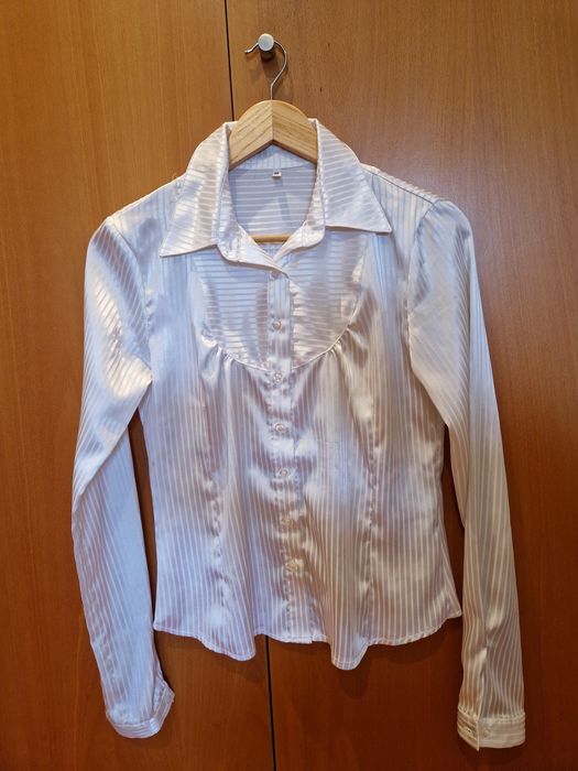 Camisa de cetim branca às riscas