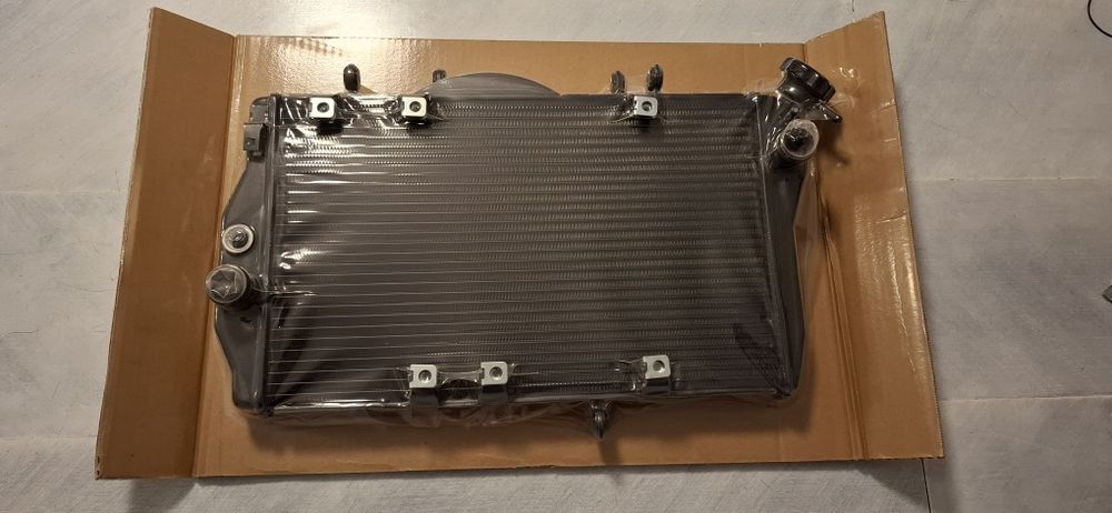 Chłodnica wody Honda Cbr1100xx 1100XX CBR1100 BLACKACKBIRD SC35 gaźnik