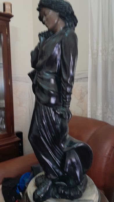 Estátua em marfinite, com o peso de 5,5kg.