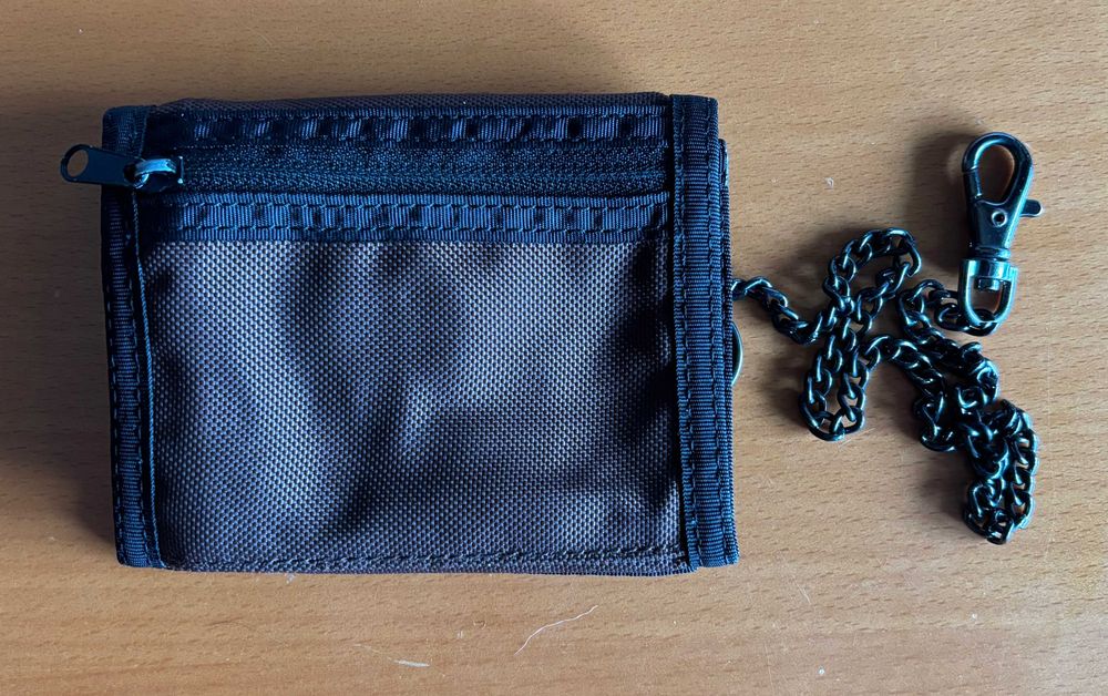 Carteira Pacsafe de homem com cabo para prender a mala, pochete ou presilha.