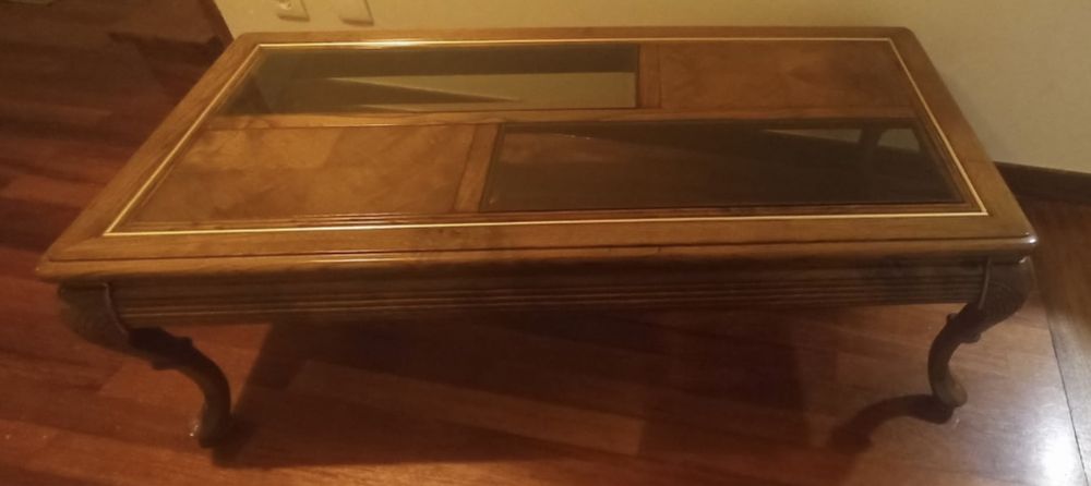 Mesa em madeiras nobres e vidro.