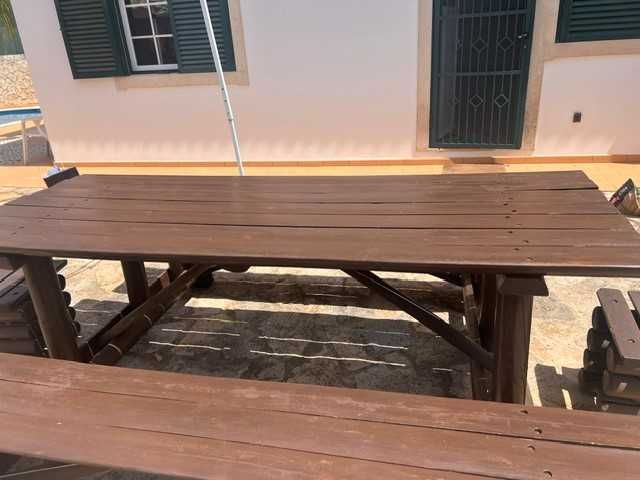 Mesa de Jardim em Madeira maciça com bancos laterais integrados e mais dois bancos individuais