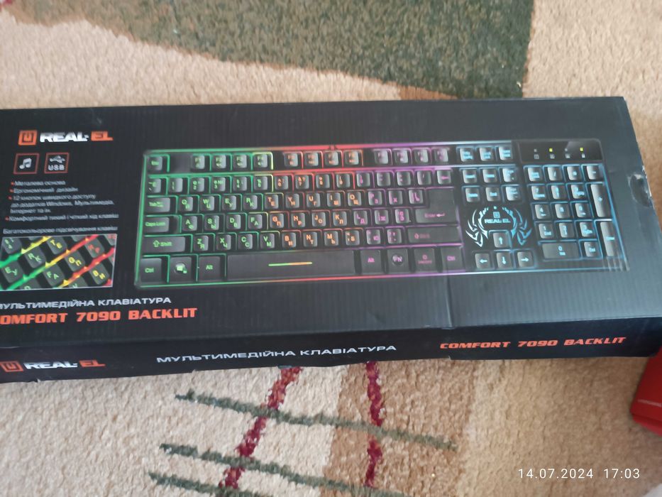 Монітор, клавіатура, навушники.