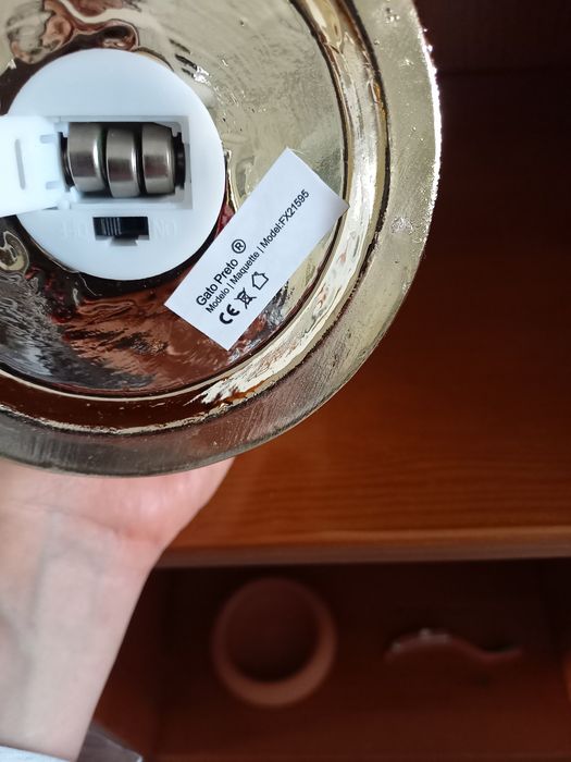 Árvore de natal em metal dourado com luz interior