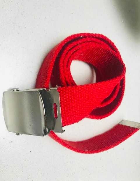 Cinto em tecido vermelho com fivela