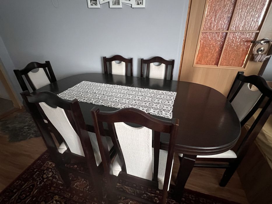 Stół z krzesłami