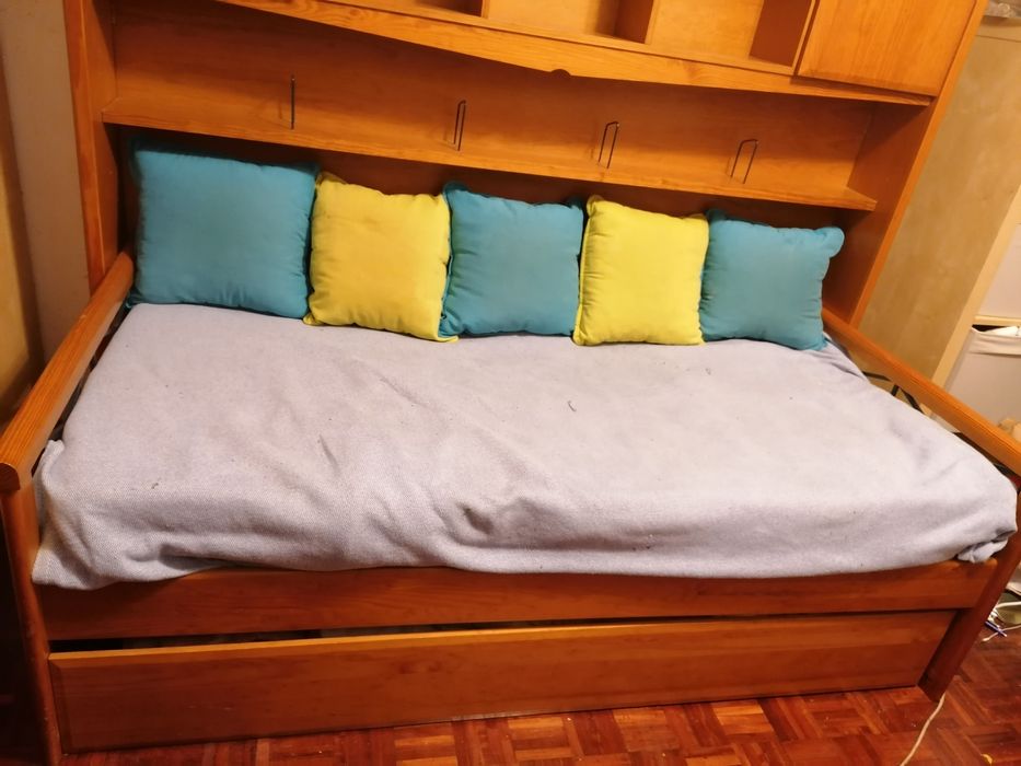 Cama dupla com armário e secretária com armário superior