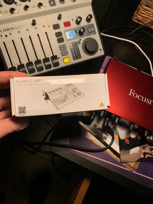 Behringer Flow 8 z dedykowanym uchwytem Flow Clamp