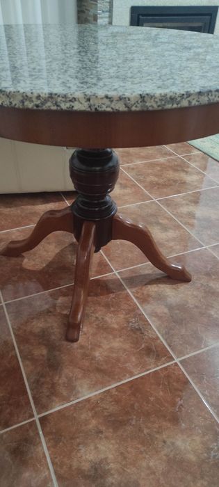 Mesa de mármore redonda com suporte