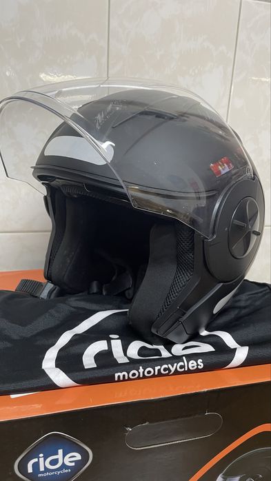 Capacete de mota aberto