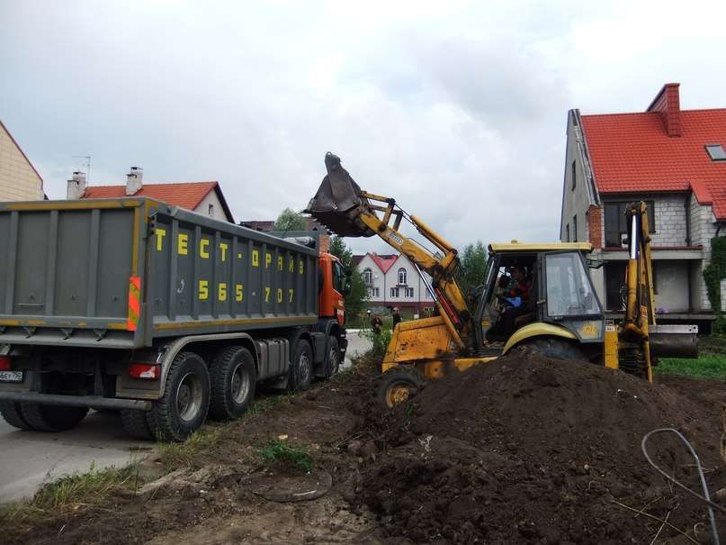 Демонтаж старих будинків гаражів вивезення сміття на сміттєзвалище