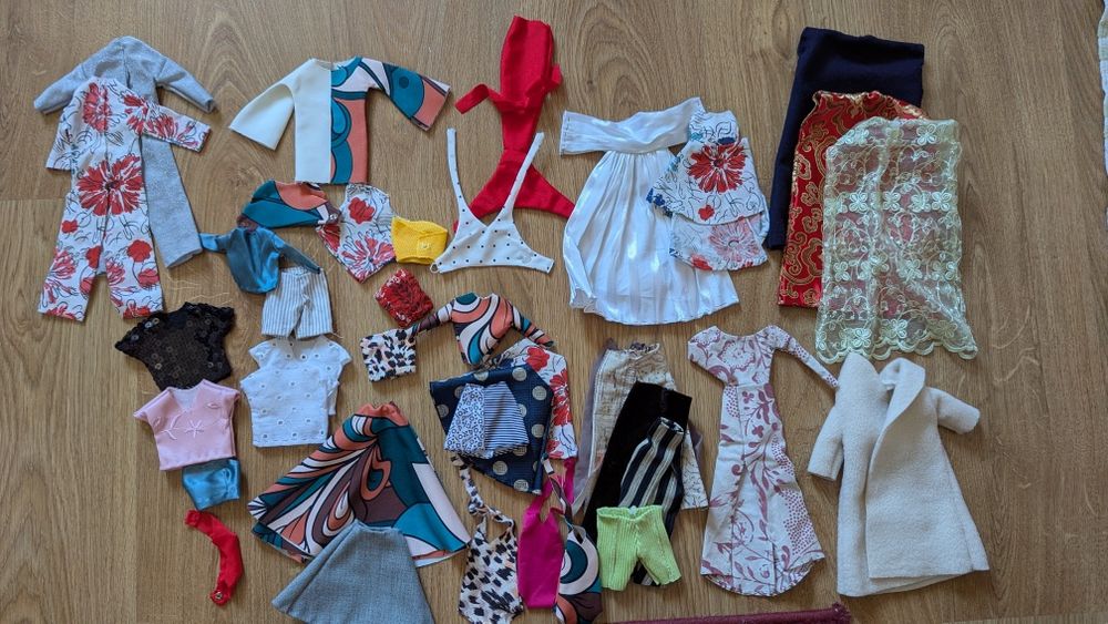 3 Lalki Barbie z dodatkami butami ciuchami sukienka płaszcz bluzka