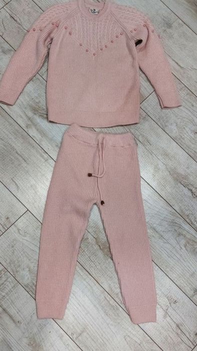 В'язанний костюм для дівчинки