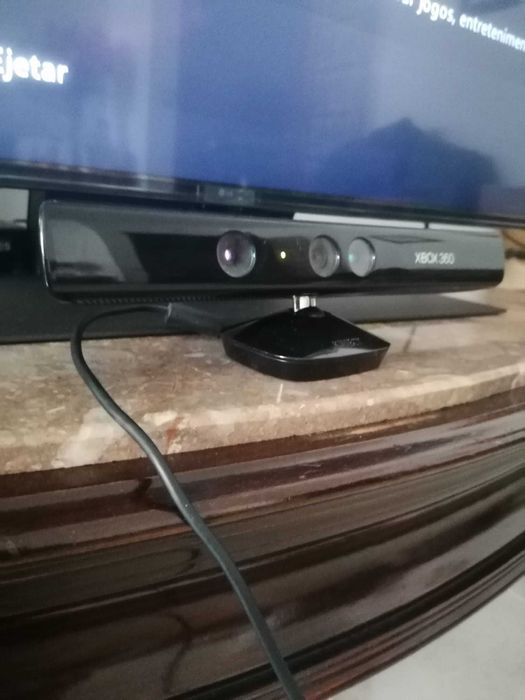 XBOX 360 com comando, kinect e 4 jogos