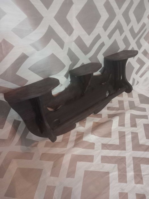 Prateleira antiga,  madeira escura, esculpida três níves, bom estado