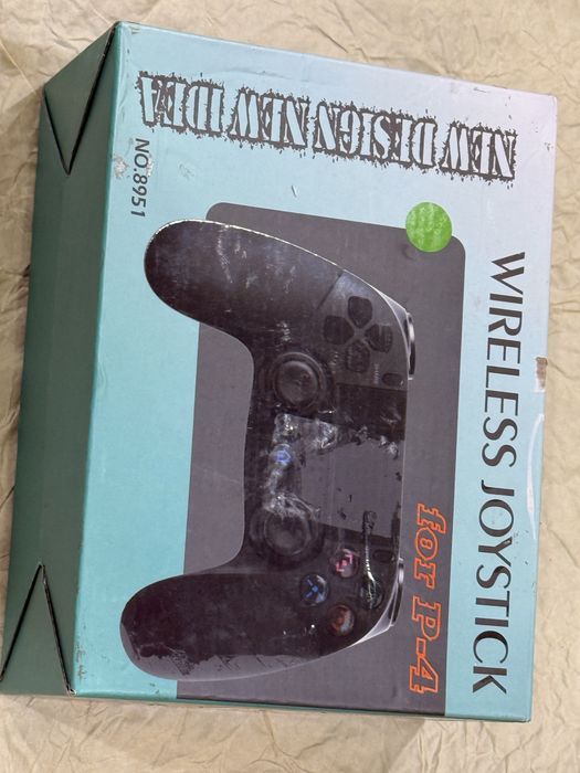 беспроводной контроллер, разработанный для совместимости с консолями Sony PlayStation 4.