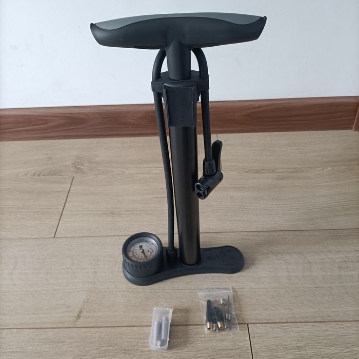 Stacjonarna pompka z manometrem do roweru