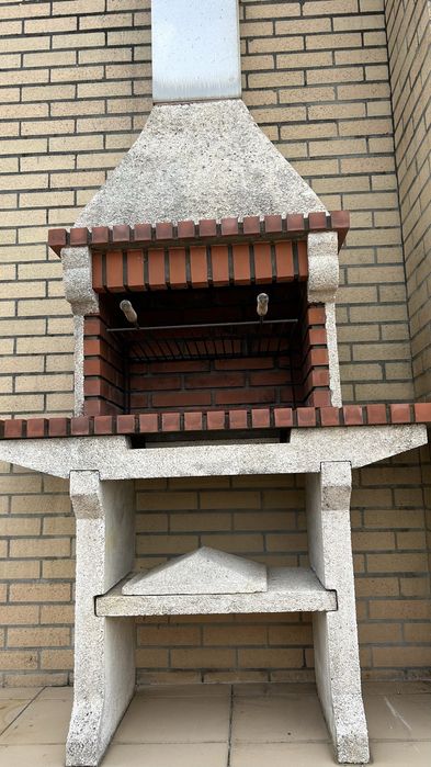 Churrasqueira de Jardim com chaminé em inox já desmontada, em bom estado de conservação