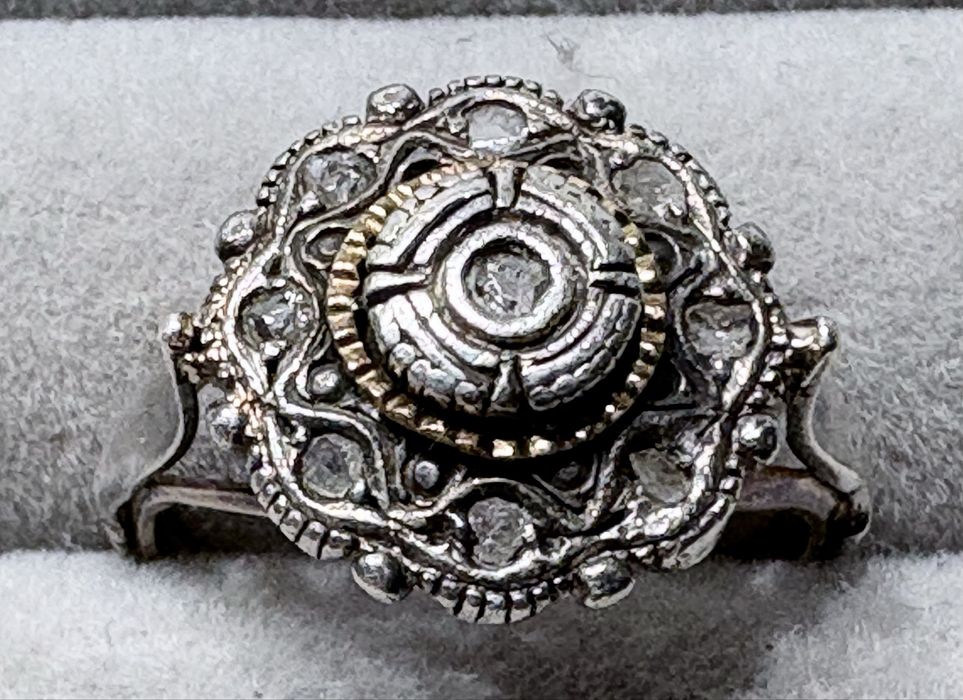 Fantástico antigo anel em ouro da lei com prata e diamantes