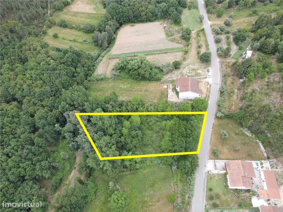 Terreno com projeto de moradia aprovado. Boas acessibilidades