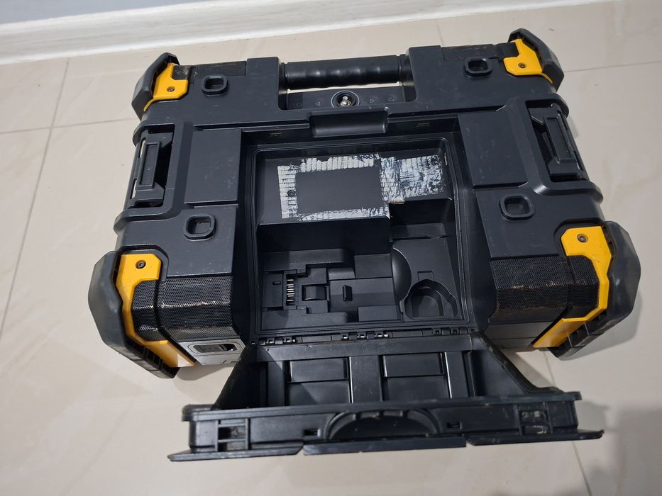 Зарядний пристрій - радіоприймач DeWALT DWST1