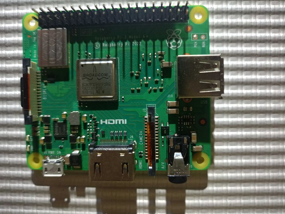 Мінікомп'ютер Raspberry Pi 3 Model A+ з камерою 8MP та MicroSD 32GB